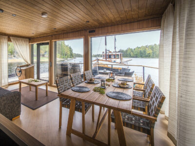houseboat